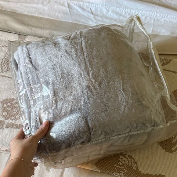 Macys | Full/Queen Luxurious Soft Gray Throw Blanket - Picture 4 of 5